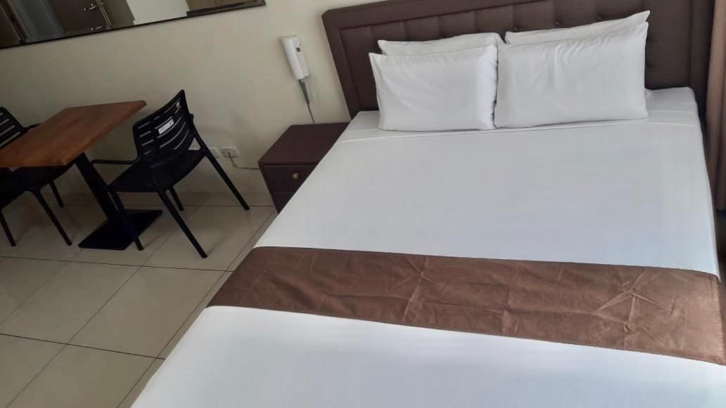 Studio Unit At The Breeze Residences Manila Exteriör bild
